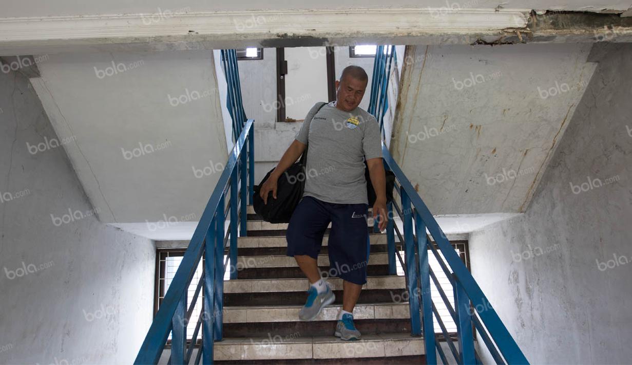 Seorang official Persib mempersiapkan diri jelang latihan di Mess Persib Bandung, Jawa Barat, Senin (2/5/2016). (Bola.com/Vitalis Yogi Trisna)