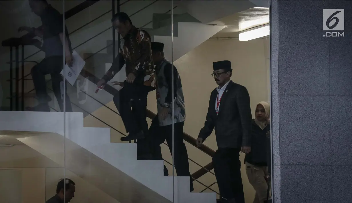 Rombongan dari Majelis Kehormatan Dewan (MKD) DPR, yang diketuai oleh Sufmi Dasco Ahmad saat mamasuki gedung KPK, Jakarta, Kamis (29/11). MKD akan memeriksa Setya Novanto terkait pelanggaran kode etik. (Liputan6.com/Faizal Fanani)
