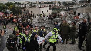 Petugas penyelamat dan personel militer mengangkat jenazah korban di lokasi serangan rudal Iran di Beit Shemesh, Israel, Minggu (1/3/2026), setelah beberapa orang tewas akibat serangan tersebut. (Dok. AP/Leo Correa)