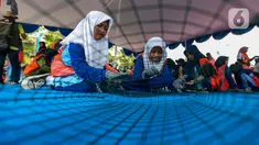 Relawan pencinta lingkugan dan pelajar Sekolah Rakyat Ancol membuat cangkang kerang hijau dalam acara Amazing Earth Race di Taman Impian Jaya Ancol, Jakarta, Minggu (28/4/2024). (Liputan6.com/Angga Yuniar)