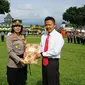 Brigadir Helmi saat menerima penghargaan dari Kapolres Magelang Kota Yolanda Evalyn Sebayang, Kamis (7/12/2023). (Dok.Polres Magelang Kota).