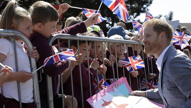 Pangeran Harry saat menyapa para warga dan anak-anak di Barton Neighbourhood Centre, Oxford, Inggris. (Kirsty Wigglesworth / POOL / AFP)