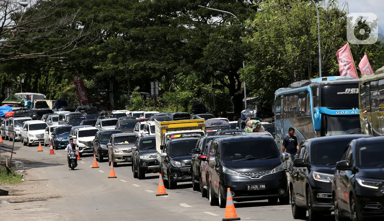 <p>Kemacetan kendaraan saat pemberlakuan sistem buka tutup jalan menuju Pelabuhan Merak, Cilegon, Banten, Jumat (29/4/2022). Sistem buka tutup tersebut membuat kemacetan panjang hingga ke dalam Tol Tangerang-Merak. (Liputan6.com/Angga Yuniar)</p>