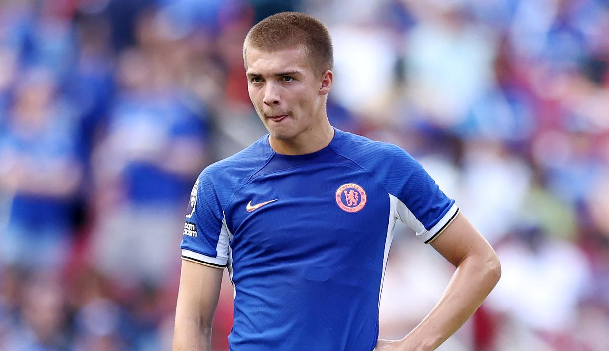 Bek tengah Chelsea asal Inggris, Alfie Gilchrist baru menginjak usia 20 tahun dan 29 hari dalam laga menghadapi Crystal Palace. Dalam laga debutnya bersama Chelsea di Premier League tersebut ia hanya bermain satu menit setelah baru dimasukkan pada menit ke-89 menggantikan Benoit Badiashile. (AFP/Getty Images/Tim Nwachukwu)