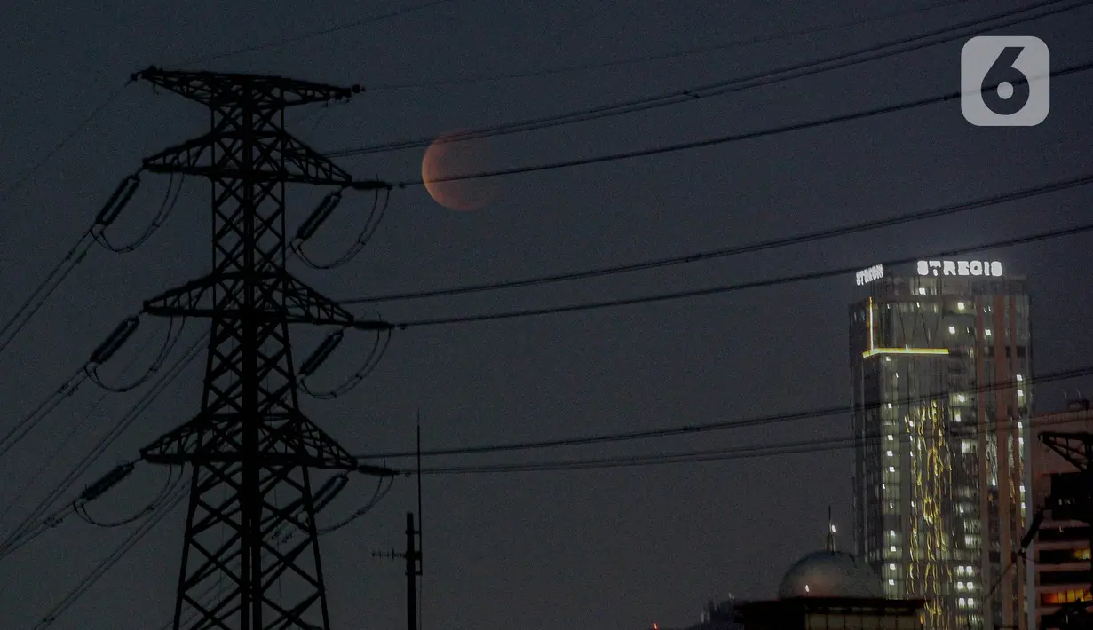 Fase gerhana bulan total terlihat di kawasan Petamburan, Jakarta, Rabu (26/5/2021). Gerhana bulan total tersebut terjadi selama sepuluh menit mulai dari pukul 18.09 WIB hingga 18.18 WIB. (Liputan6.com/Faizal Fanani)