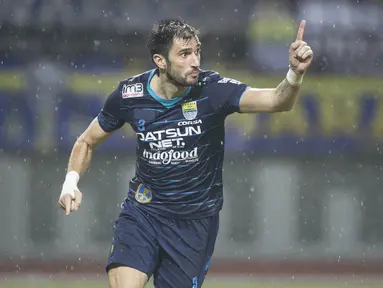Bek Persib, Vladimir Vujovic, merayakan gol yang dicetaknya ke gawang PS Polri pada laga uji coba di Stadion Wibawa Mukti, Bekasi, Sabtu (12/3/2016). Persib berhasil menang 3-1 atas PS Polri. (Bola.com/Vitalis Yogi Trisna)