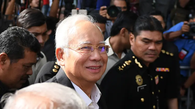 Ekspresi Najib Razak Sebelum Diperiksa Komisi Anti-Korupsi Malaysia