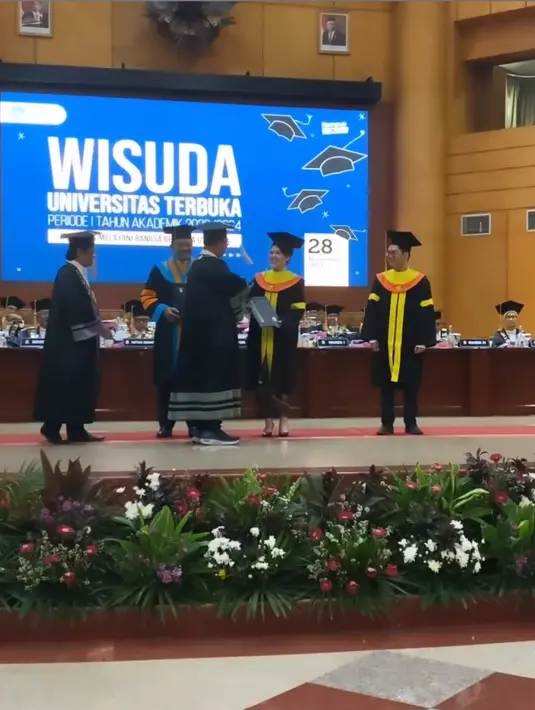 "Terimakasih juga untuk @univterbuka hari ini diwisuda sebagai Wisudawan kehormatan , sebuah kehormatan dan kebanggaan luar biasa 🙏🏻... So Today Officially Agustina H, S.Kom.,S.H.,M.H. (TINA TOON)," tulis Tina Toon.  [Instagram/tinatoon101]