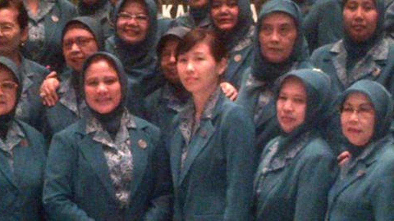 Tak suka ke mal, istri Ahok belanja baju Natal ke pasar