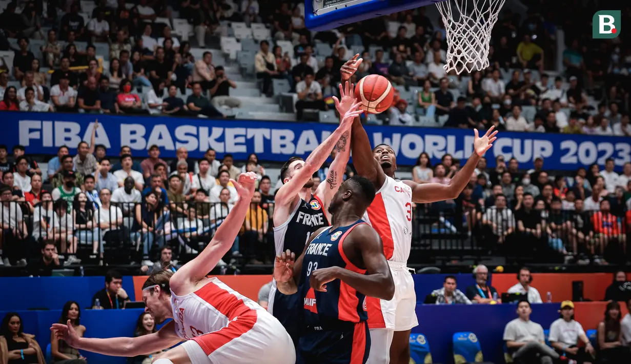 Pebasket Kanada, Melvin Ejim (kanan) berusaha mencetak poin diadang oleh pebasket Prancis, Nando De Colo pada laga Grup H Piala Dunia FIBA 2023 yang berlangsung di Indonesia Arena, Senayan, Jakarta, Jumat (25/08/2023). Kanada menang dengan skor 95-65. (Bola.com/Bagaskara Lazuardi)