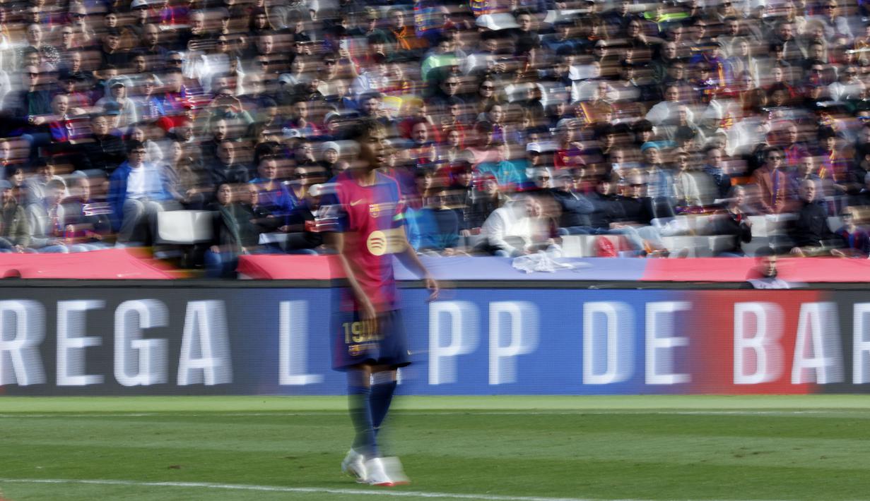 Pemain Barcelona, Lamine Yamal saat laga lanjutan Liga Spanyol 2024/2025 melawan Deportivo Alaves di Estadi Olimpic Lluis Companys, Barcelona, Spanyol, Minggu (02/02/2025) waktu setempat. (AP Photo/Joan Monfort)