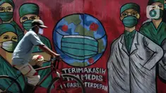 Pesepeda melintas di depan mural tentang pandemi virus COVID-19 di Jalan Raya Jakarta-Bogor, Depok, Selasa (7/4/2020). Mural tersebut ditujukan sebagai bentuk dukungan kepada tenaga medis yang menjadi garda terdepan menghadapi COVID-19 di Indonesia. (Liputan6.com/Helmi Fithriansyah)