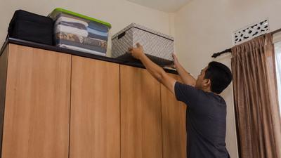 10 Barang yang Sebaiknya Tidak Disimpan di Atas Lemari, Ini Bahayanya