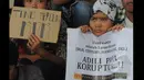 Puluhan aktivis menggunakan atribut spanduk dan potongan kardus ala kadarnya saat menggelar aksi di Gedung KPK, Jakarta, Sabtu (24/1/2014). (Liputan6.com/Herman Zakharia)