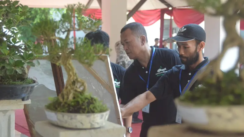 Agenda melukis bersama dalam pameran seni rupa, Blarak yang memamerkan lukisan 40 seniman Purbalingga. (Foto: Liputan6.com/Galoeh Widura)