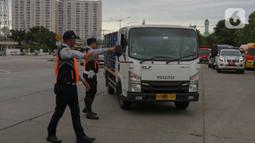 Dinas Lingkungan Hidup (DLH) DKI Jakarta melakukan kegiatan uji emisi kendaraan bermotor di Jakarta. (Liputan6.com/Herman Zakharia)