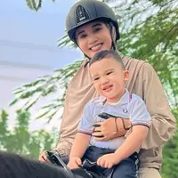 Potret Zaskia Sungkar Ajak Ukkasya dan Humaira Berkuda (credit: instagram/zaskiasungkar15)