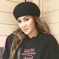 Olla Ramlan berikan asisten rumah tangganya berlian. (Instagram/ollaramlanaufar)