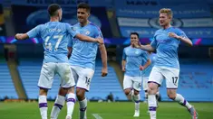 Pemain Manchester City merayakan gol yang dicetak Phil Foden ke gawang Liverpool pada laga lanjutan Premier League pekan ke-32 di Stadion Etihad, Jumat (3/7/2020) dini hari WIB. Manchester City menang 4-0 atas Liverpool. (AFP/Dave Thompson/pool)