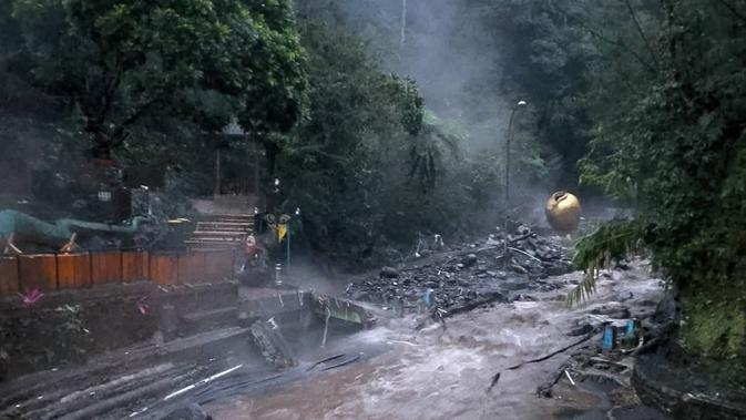 Penyebab Banjir Bandang Terjang Wisata Air Panas Guci Tegal