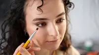 8 Tips Eyeliner Rapih dalam Sekali Coba, Mudah Dipraktikkan Pemula
