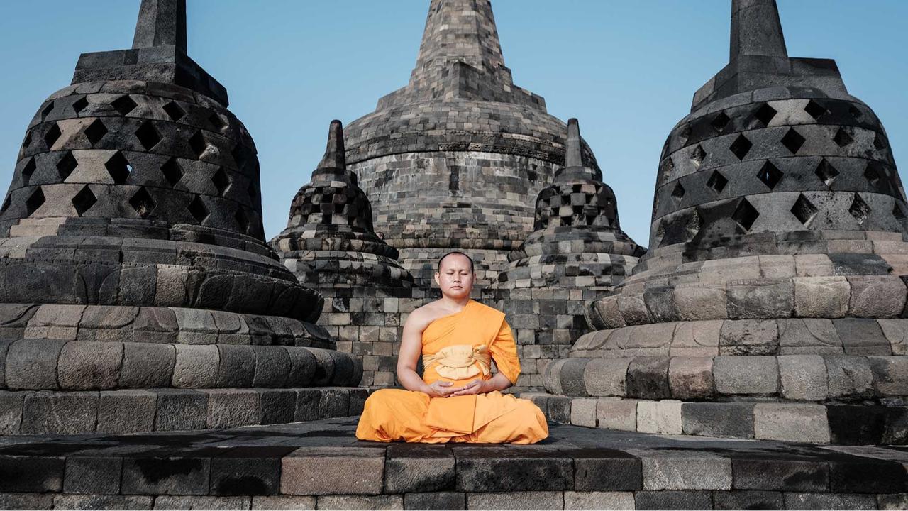 FOTO: Khidmat Puja Bakti Doa Biksu di Candi Borobudur