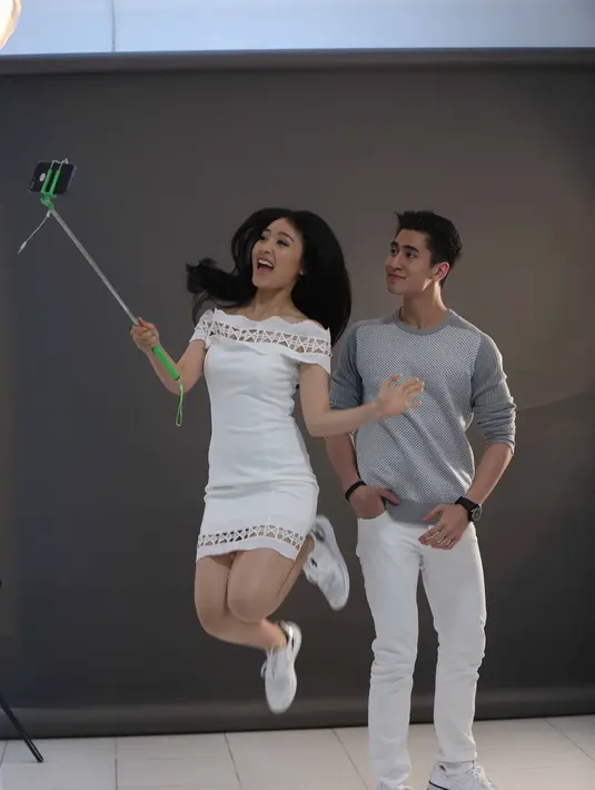 Kedekatan keduanya juga terlihat dari akun media sosial. Tidak sedikit juga netizen menyarankan keduanya pacaran. Terlihat Natasha bersama dengan mamanya Verrel. (Nurwahyunan/Bintang.com)