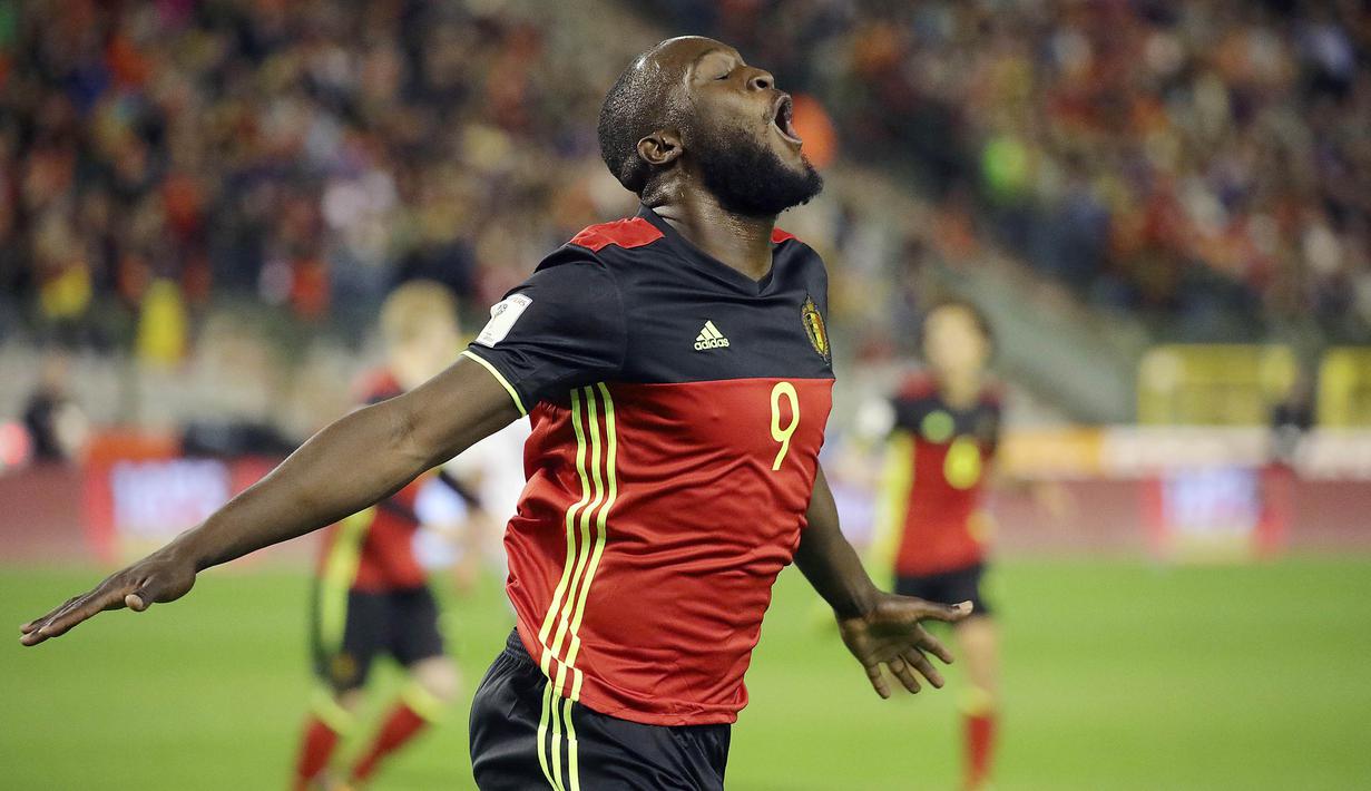 Striker Belgia, Romelu Lukaku, melakukan selebrasi usai mencetak gol ke gawang Siprus pada laga Kualifikasi Piala Dunia 2018 di Stadion King Baudouin, Brussels, Selasa (10/10/2017). Belgia menang 4-0 atas Siprus. (AP/Olivier Matthys)