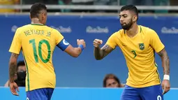 1. Gabriel Barbosa, Football Espana mengabarkan jika bintang muda Brasil ini tertarik untuk bisa kembali bermain bersama Neymar. Ketertarikan ini membuat peluang Bracelona untuk mendatangkan pria 19 tahun ini terbuka lebar. (Reuters/Fernando Donasci)
