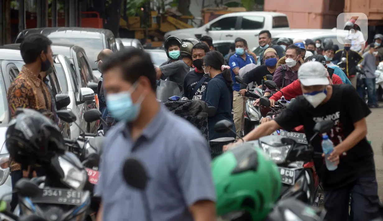Warga antre untuk melakukan uji emisi kendaraan bermotor secara gratis di Bengkel Dinas Lingkungan Hidup DKI Jakarta, Kamis (4/11/2021). Pemprov DKI Jakarta mengumumkan akan menerapkan sanksi tilang bagi kendaraan bermotor yang tidak lulus atau belum melakukan uji emisi. (merdeka.com/Imam Buhori)