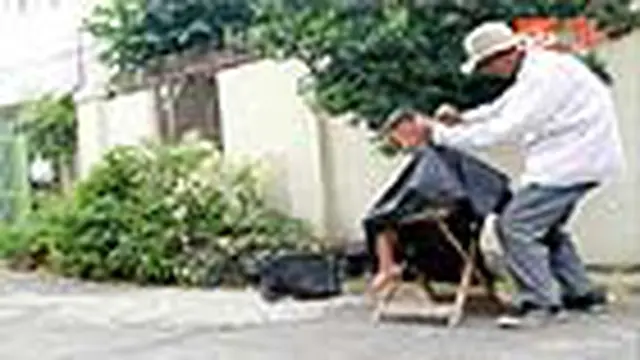 Cukur Rambut Keliling Masih di Hati Warga