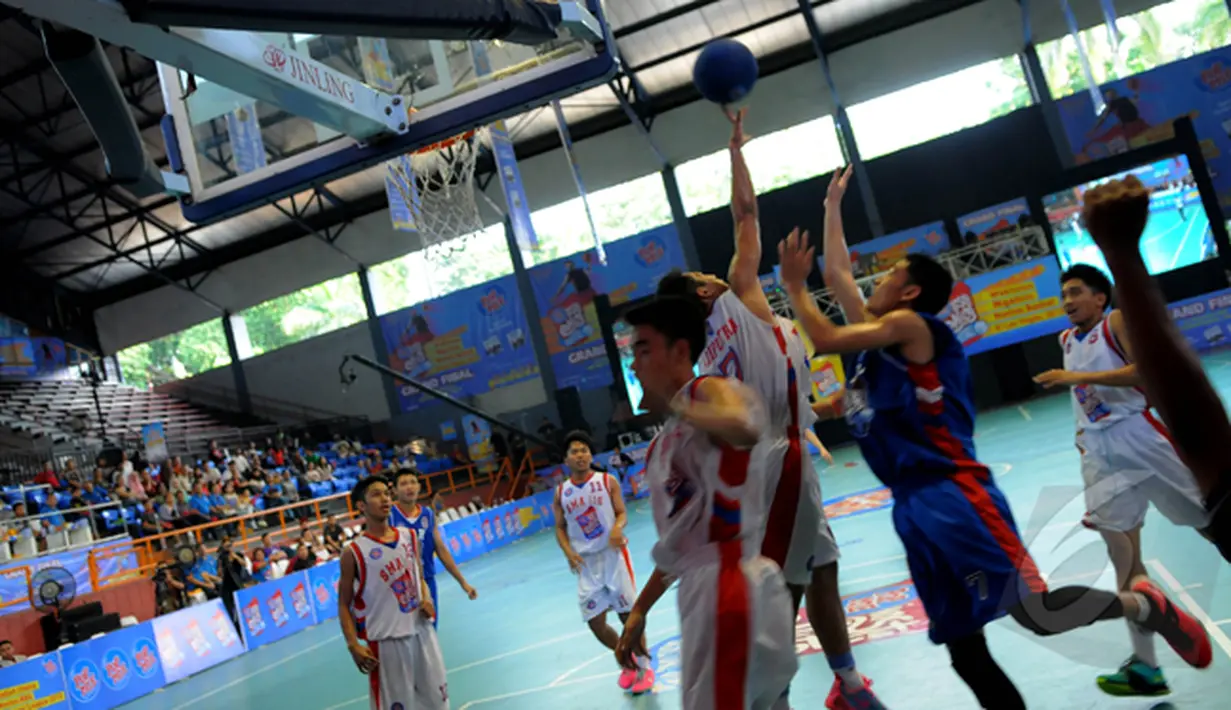 Tim SMA N 116 Jakarta berusaha menghalau bola dari serangan yang dilancarkan tim SMA IPH Surabaya saat kompetisi Pop Mie InstaHits Basketball, Senayan, Minggu (17/2/2015). Kompetisi dimenangkan SMA N 116 dengan skor 74-72.(Liputan6.com/Faisal R syam) 