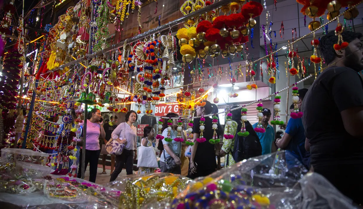 Orang-orang berbelanja barang-barang dekoratif, lampu tanah liat, dan lampu listrik untuk menghias rumah dan toko mereka menjelang festival Diwali di New Delhi, India, Kamis, 20 Oktober 2022. Diwali, festival lampu, akan dirayakan pada 24 Oktober. (AP Photo/Bhumika Saraswati)