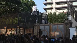 Aktor Bollywood, Shah Rukh Khan menyapa para fans pada perayaan Idul Fitri dari balkon rumahnya di Mumbai, India, Rabu (5/6/2019). Tak ingin menyia-nyiakan momen Lebaran yang dirayakan di negaranya, Shah Rukh Khan pun mengucapkan Selamat Idul Fitri di hadapan ribuan fans. (SUJIT JAISWAL/AFP)
