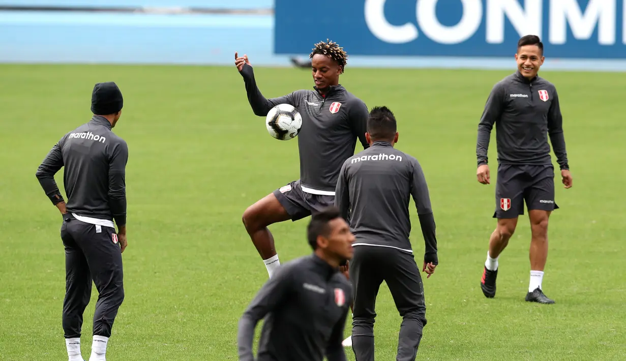 Gelandang Peru, Andre Carrillo (tengah) mengontrol bola saat mengikuti sesi pelatihan di Rio de Janeiro, Brasil (6/7/2019). Peru akan menghadapi Brasil pada babak final Copa America 2019. (AP Photo/Natacha Pisarenko)