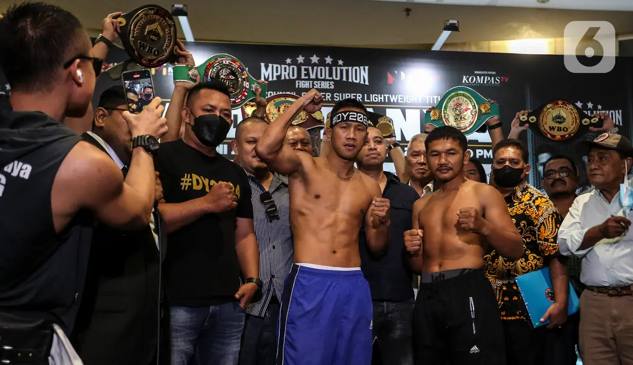 Petinju Indonesia Daud Yordan (kiri) dan lawannya petinju Thailand Panya Uthok berpose usai mengikuti sesi timbang badan di Balai Sarbini, Jakarta, Kamis (30/6/2022). Memperebutkan WBC Asian Boxing Council Silver, Daud Yordan dan Panya Uthok bakal bertarung pada Jumat, 1 Juli 2022.(Liputan6.com/Johan Tallo)