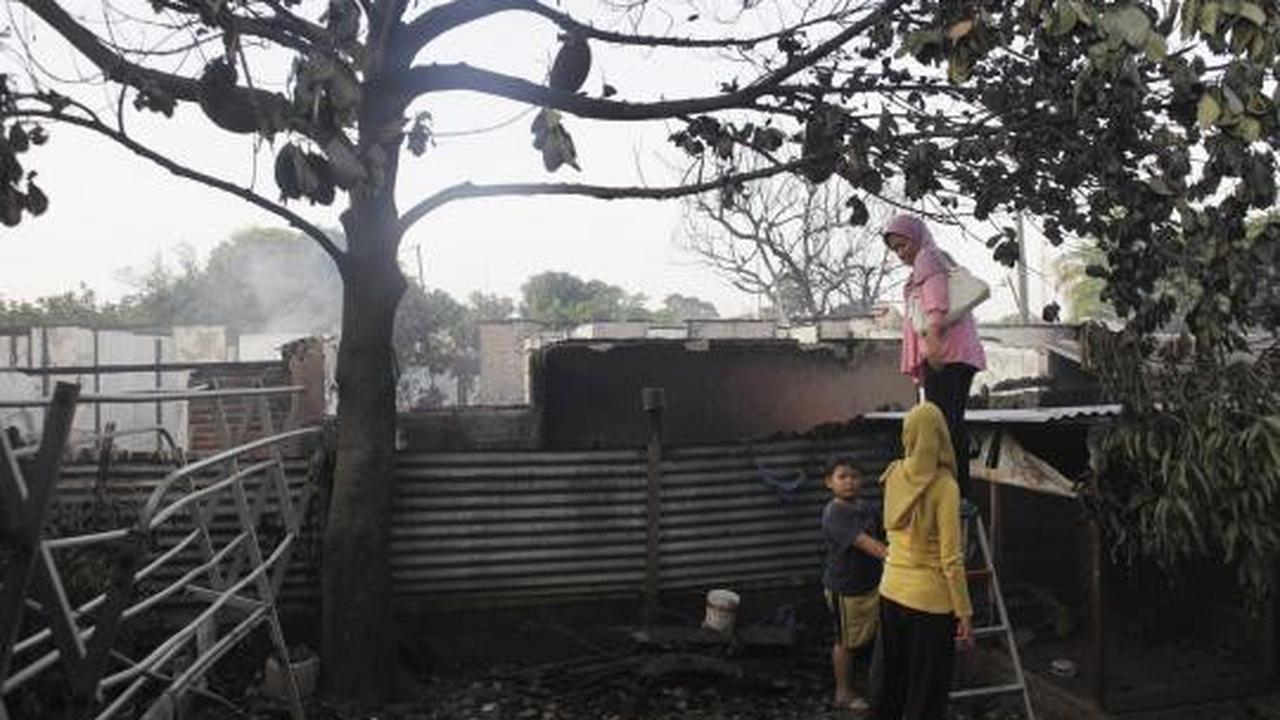 Rumah hancur, warga selamatkan benda berharga