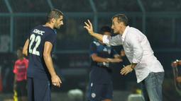 Pelatih Arema Cronus, Milomir Seslija (kanan), memberikan instruksi kepada Srdan Lopicic dalam semifinal Torabika Bhayangkara Cup 2016 di Stadion Kanjuruhan, Kabupaten Malang, Kamis (31/3/2016). (Bola.com/Iwan Setiawan)