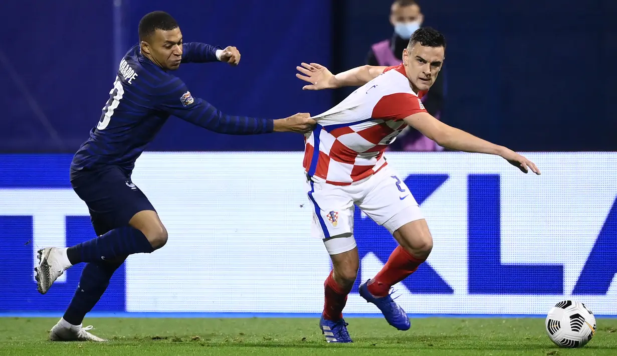 Penyerang Prancis, Kylian Mbappe, berebut bola dengan penyerang bek, Filip Uremovic, pada laga lanjutan UEFA Nations League 2020/2021 di Maksimir Stadium, Kamis (15/10/2020) dini hari WIB. Prancis menang 2-1 atas Kroasia. (AFP/Franck Fife)