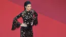 Penampilan Kendall Jenner saat menghadiri premier film From The Land of the Moon pada Festival Film Cannes ke-69 di Prancis, Minggu (15/5). Bintang reality show itu tampil superseksi dengan gaun transparan. (Loic VENANCE/AFP)