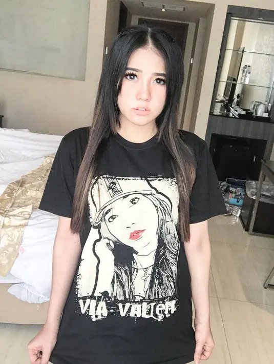 Meski berprofesi sebagai penyanyi dangdut namun Via Vallen kerap berdandan seperti cewek-cewek di Korea. Tubuhnya yang langsing dan wajah cantiknya sangat cocok dengan gaya berbusana Via. (Instagram/viavallen)