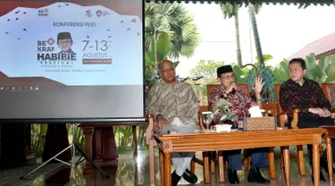 Presiden RI ke-3, B J Habibie memberikan paparan saat konferensi pers gelaran Bekraf Habibie Festival 2017 di Jakarta, Rabu (2/8). Habibie Festival 2017 rencananya akan diadakan pada 7 hingga 13 Agustus 2017 di JIExpo Kemayoran. (Liputan6.com/Johan Tallo)