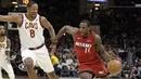 Pemain Miami Heat, Dion Waiters (11) menggiring bola saat diadang pemain Cleveland Cavaliers, Channing Frye (8) pada lanjutan NBA basketball game, di Quicken Loans Arena, Cleveland, (28/11/2017). Cavs menang 108-97. (AP/Tony Dejak)