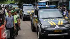 Sebanyak 17 kendaraan taktis Polri menyeberang ke Pulau Nusakambangan, Cilacap, Jateng, Rabu (27/7). Kendaraan tersebut diseberangkan dua tahap menggunakan Kapal Pangayoman IV dari Dermaga Wijayapura. (Liputan6.com/Helmi Afandi)