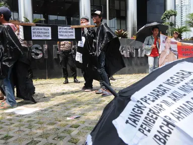 Sejumlah aktivis dari Gema Tapteng berbaris melakukan aksi teatrikal di depan gedung KPK, Jakarta (9/5). Mereka menutut pimpinan KPK untuk mengusut tuntas Bakhtiar Ahmad Sibarani. (Merdeka.com/Dwi Narwoko)