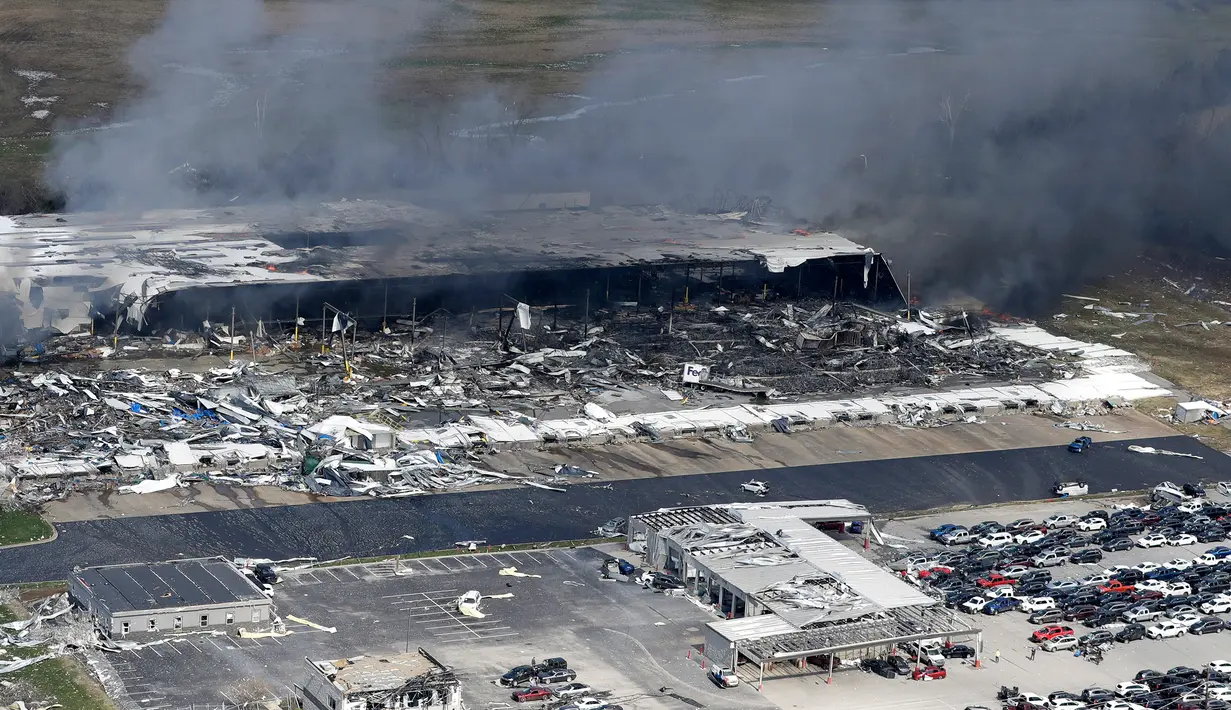 Sebuah pusat bisnis terbakar setelah tornado menerjang Lebanon, Tennessee, Amerika Serikat, Selasa (3/3/2020). Tornado yang menerjang Tennessee menewaskan 25 orang. (AP Photo/Mark Humphrey)
