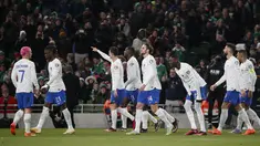 Bek Prancis, Benjamin Pavard (ketiga kiri) berselebrasi dengan rekan setimnya setelah mencetak gol ke gawang Irlandia di menit ke-50 pada pertandingan kualifikasi grup B UEFA Euro 2024 di Stadion Aviva di Dublin, Irlandia, Selasa, 28 Maret 2023. (AP Photo/Peter Morrison)