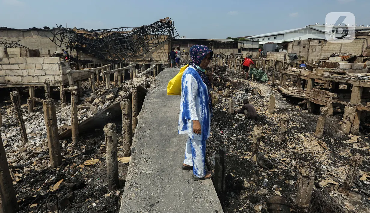 Bau sisa kebakaran juga masih bisa terhirup di lokasi. Asap-asap juga terlihat di beberapa tumpukan bangunan. (Liputan6.com/Johan Tallo)