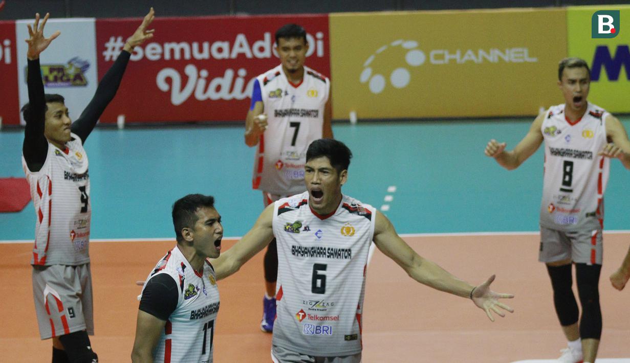 Para pemain Surabaya Bhayangkara Samator melakukan selebrasi saat melawan Jakarta Pertamina Pertamax pada laga PLN Mobile Proliga 2022 di Padepokan Voli Jenderal Polisi Kunarto, Sentul, Sabtu (29/1/2022). (Bola.com/M Iqbal Ichsan)