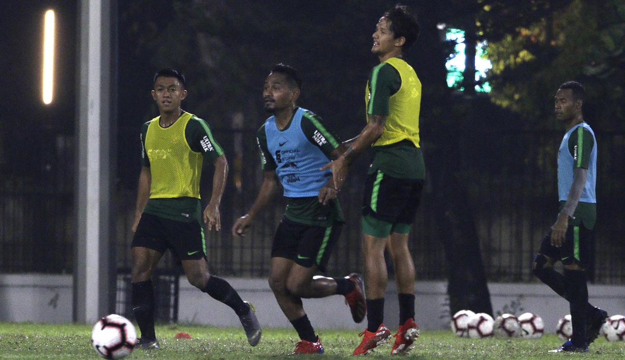 Pemain Timnas Indonesia, Ramdani Lestaluhu, mengontrol bola saat latihan di Lapangan ABC Senayan, Jakarta, Jumat (7/6). Latihan ini persiapan jelang laga persahabatan melawan Yordania. (Bola.com/Yoppy Renato)